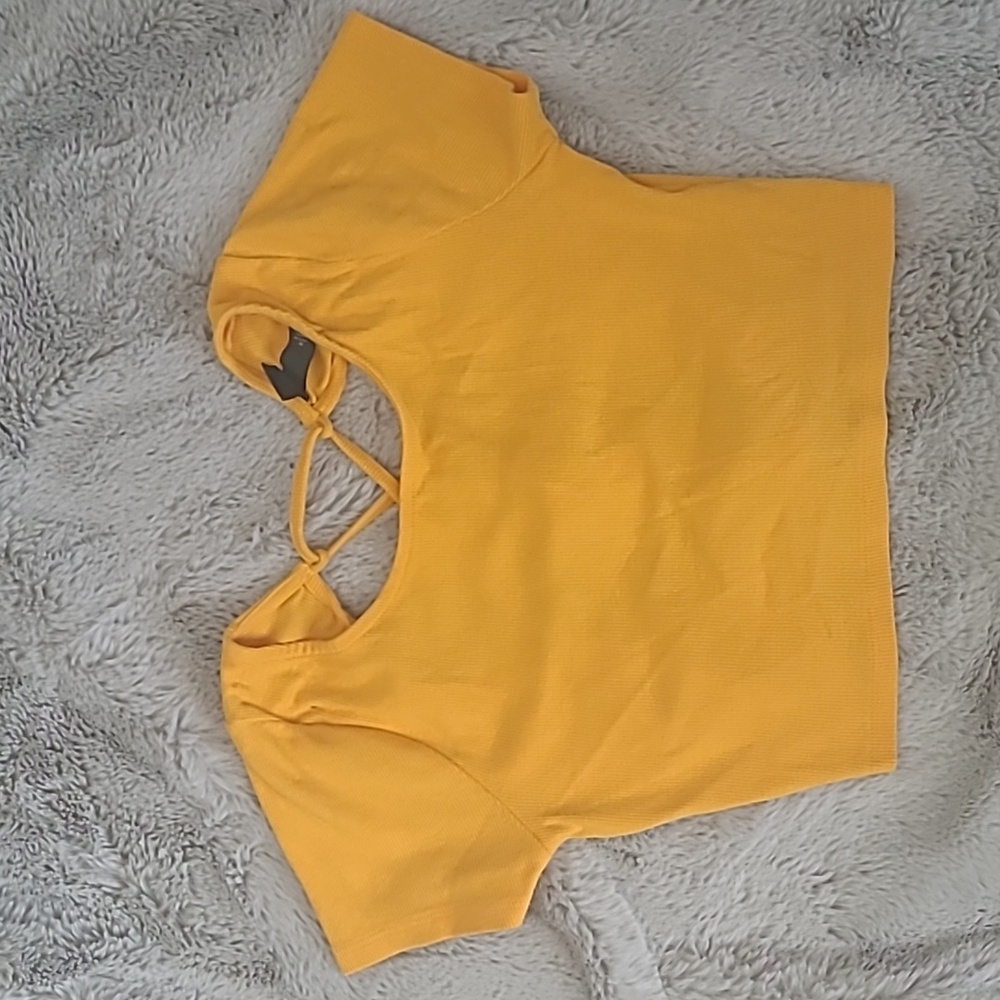 Yellow tie-back cropped tee